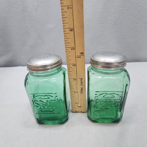 Vintage Depression Style Glass Salt and Pepper Shakers (Green) - Picture 6 of 7
